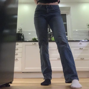 Cue denim - Säljer dessa as balla jeans, strl 36. Jag är 176 lång, en vit målarfärgfläck som syns på bild 2 men absolut ingeting som stör, går säkert att få bort. Låg midja 