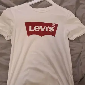 Levi's t-shirten är i storlek xs och är köpt på jeansbolaget. Den är i använt skick, ca 7/10. Ny pris är 250kr, mitt pris är 100kr inklusive frakt. 