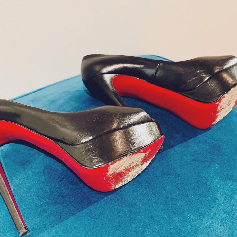 Platåpumps i svart skinn med peeptoe,