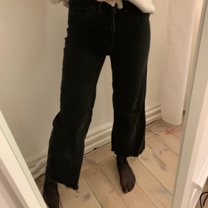Breda jens - Snygga breda jeans från HM, aldrig använda, i nyskick. Väldigt stretchiga. Svarta med vita sömmar