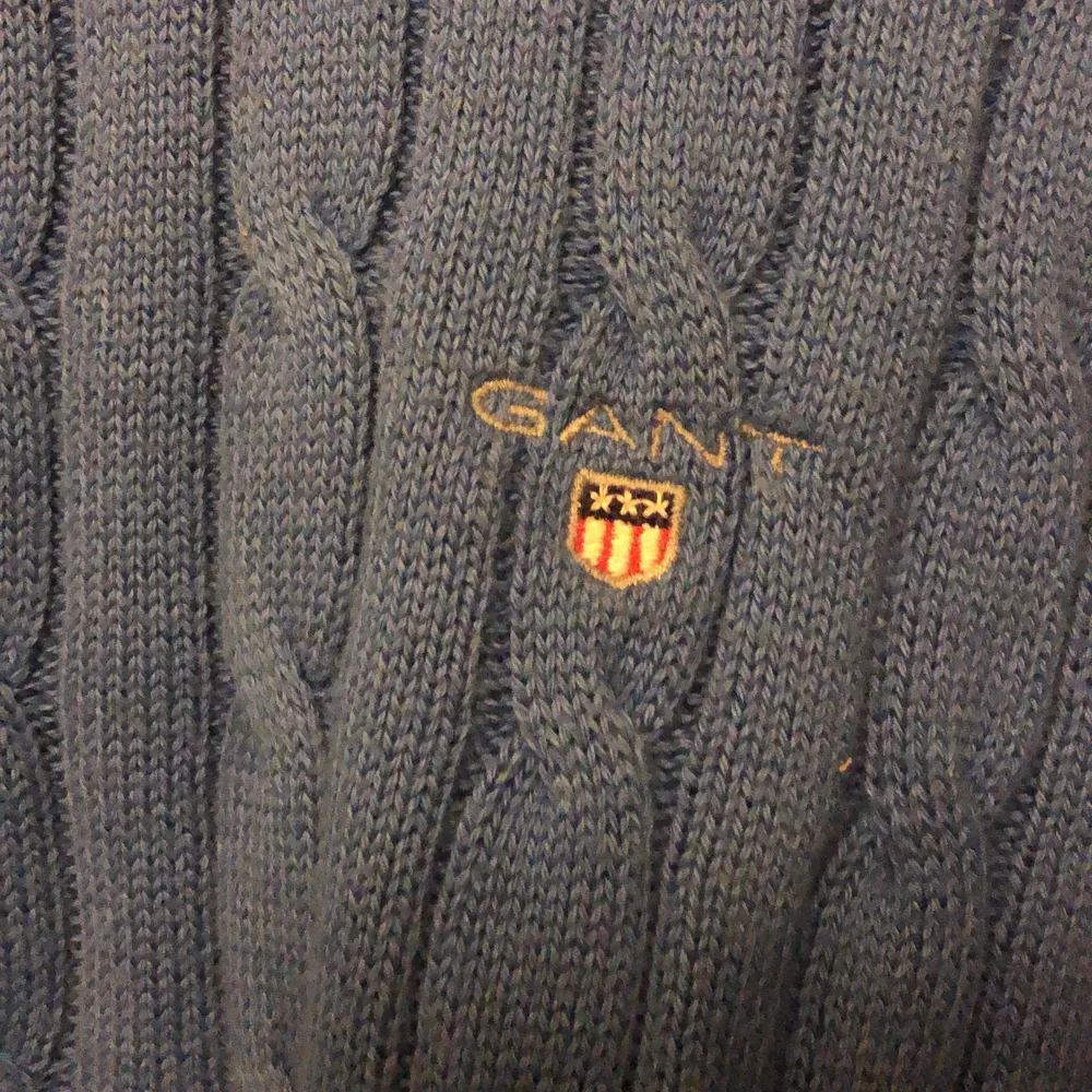 Gosig kabelstickad tröja fån Gant i storlek 13-14 år/158-164 eller också en XS. Jättenajs till vinter, skick 6.5/10, köpt för 799kr säljs för 199kr. Stickat.