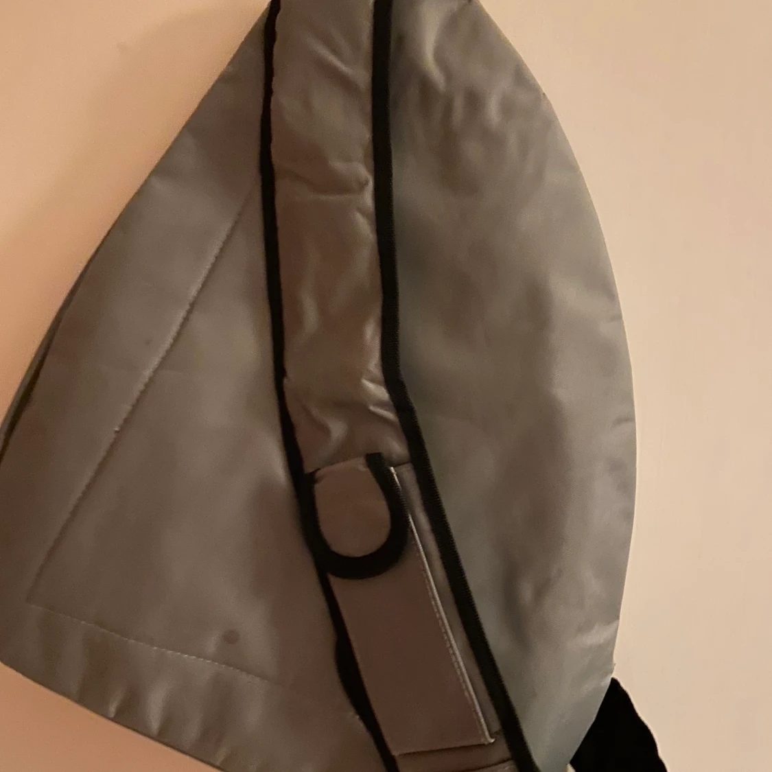 Grå crossbody-väska - 90