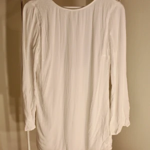 Vit klänning med djup rygg från Gina Tricot - Vit klänning med djupare rygg från Gina Tricot I fint skick! storlek: 36 Direkt pris: 30kr, Skriv buden till mig privat eller kommentera på bilden! Buda med minst 5kr varje gång ✨(Alla bud är välkomna) Köpare står för frakten (Du bestämmer vilket paket så länge det uppfyller vikt och storleks kraven)