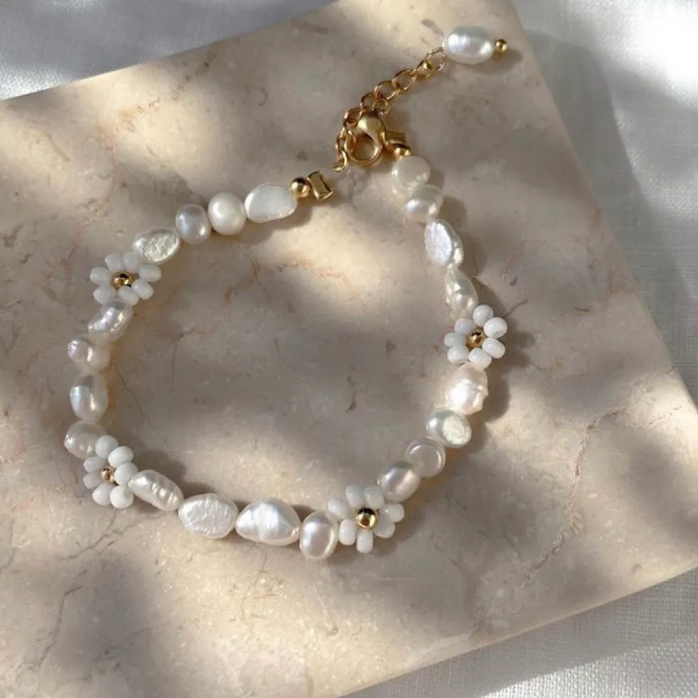 Kolla in fler smycken på min Instagram @aliceruthjewelry                                             Armband av blandade äkta Sötvattenspärlor och pärlade blommor av glaspärlor✨                                                   Går att få i halsband också! Och det går även att välja färjer på blommorna (finns i silver på bild 3). Accessoarer.