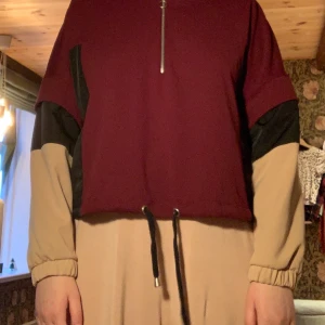 tröja/tunnare jacka - superfin, helt oanvänd tröja/tunnare jacka från zara. går att dra åt för olika styling med banden längst nere!! Visas på en M här. 