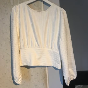 Vit top  - Jättefin topp med pösiga ärmar i lite tjockare tyg. Köpare stör för frakt 🥰