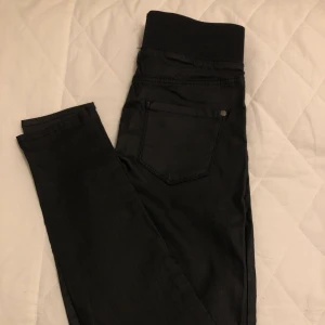 Svarta skinnbyxor  - Svart snygga skinnbyxor med resår i midjan. Sitter snyggt och bekvämt! Stl. M 