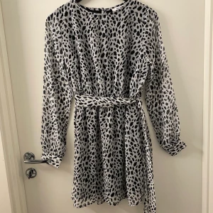 Klänning, NA-KD - Säljer en jättefin klänning från NA-KD som har aldrig använts. Klänningen är leopardmönstrad och har tygskärp. 