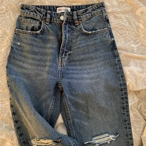 Vida jeans - Säljer mina jeans från Zara då de är helt oanvända. Nypriset är 400kr!💞