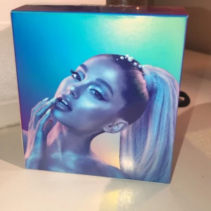 Ariana Grande parfym💫💜 - Jag säljer nu en Ariana Grande parfym som aldrig har kommit till användning. Den är aldrig använd bara öppnad. Ordinarie pris är 500kr och jag säljer den för 200kr + frakt⭐️