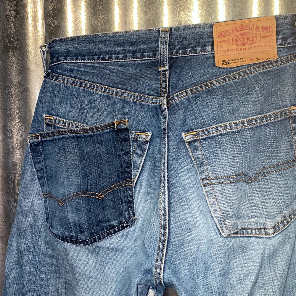 Deconstructed jeans i storlek 30/30 - supercoola med detaljer från ett par andra jeans.. Jeans & Byxor.