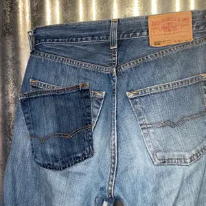 Deconstructed jeans i storlek 30/30 - supercoola med detaljer från ett par andra jeans.