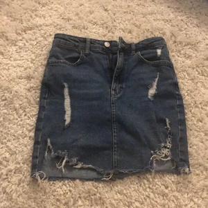 Jeans kjol från pull&bear - Fin jeanskjol från pull&bear som blivit för liten för mig. Väl använd men fortfarande fin, storlek s. Säljer för 50kr+frakt💗