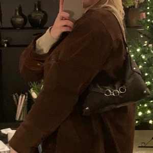 Brun väska - En skit snygg brun axelväska. Säljes pågrund av att jag har för många väskor atm. Rymmer mycket mer än man kan tro! Köparen står för frakt, kan eventuellt mötas upp i sthlm💞💞 SÅLD FÖR 192kr+frakt