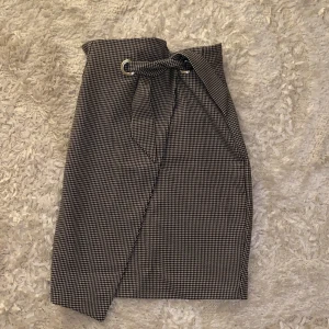 Kjol - Kjol från H&M som aldrig använts. Svart och vit mönstrad. 