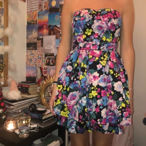 Fin blommig klänning🌼 - Bra skick aldrig använd💞 Passar XS/S. Köparen står för frakt.