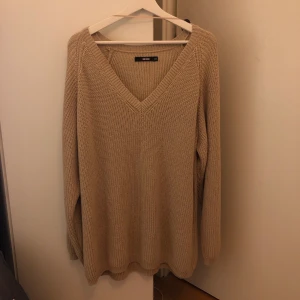 Stickad tröja - Beige stickad tröja från bikbok i storlek xs/s (oversize så passar upp till L skulle jag tro). Oanvänd. 