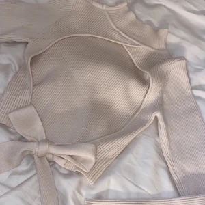 Super snygg tröja  - Oanvänd tröja från Zara. Väldigt skönt material och stretchig! Den har en snygg beich färg. Köparen står för frakten. 