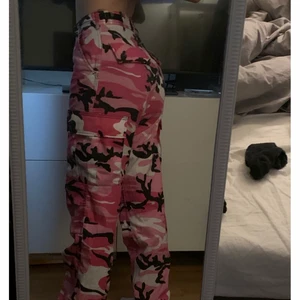 Rosa kamouflagebyxor - Köpte från junkyard ca 2 år sen men i bra skick. Innerbensmått 80 cm/31”. Justerbar midja från 23-27”. Frakt ingår