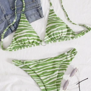 Bikini - Bikini från SHEIN. Självklart testad med underkläder på! Den var tyvärr för liten för mig. Storlek M men den är som en S. Köpt för 130kr, säljes för 80kr + frakt