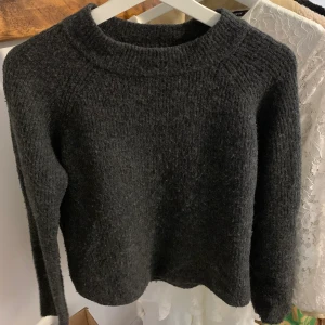 Svart grå stickad tröja från vero moda - En svart grå stickad tröja köpt från vero moda men märket är Pieces, köparen står för frakten men jag kan även mötas upp. 