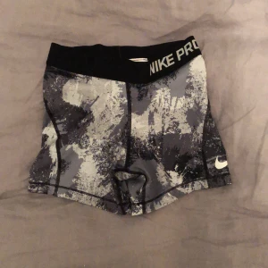 Nike PRO  - Säljer mina oanvända Nike PRO som tyvärr är för små, storlek M i junior men passar nog xs