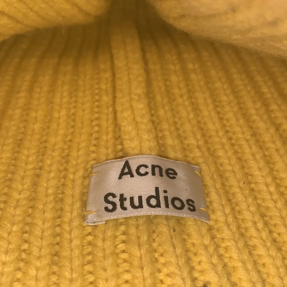 Intressekoll på denna mössan ifrån Acne studios i en jättefin gul färg! Fint skick och färgen finns inte längre att köpa, nypris 1100kr ⚡️. Accessoarer.
