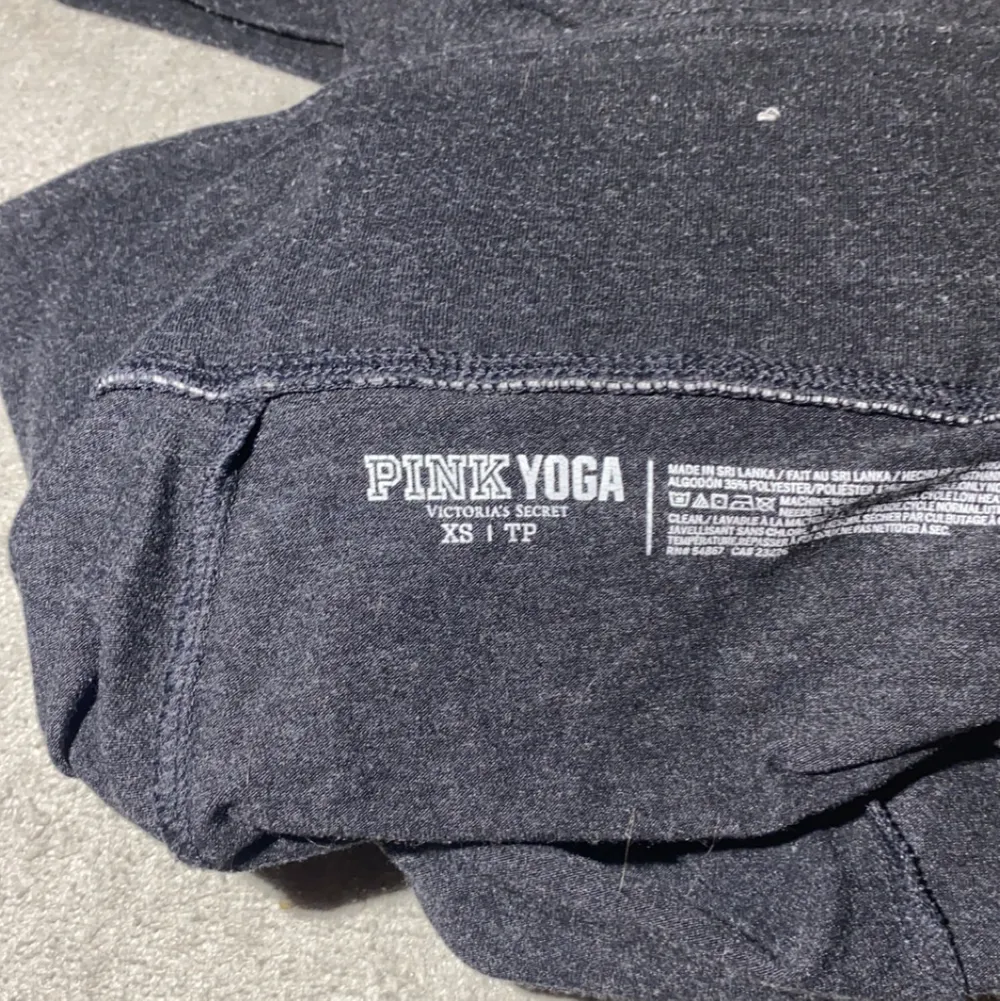 Säljer dessa Victoria secret PINK träningstights som jag köpte i usa för några år sen men har ej använt de på länge. Jättebra skick skönt material och sitter bra! Säljer för 100 kr + FRAKT 💗. Jeans & Byxor.