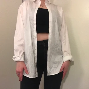 Skjorta  - Mycket fin skjorta i ett svalt tyg! Aldrig använd.