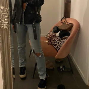 Super snygga jeans - Super snygga jeans ifrån hm. Klippt hålet själv, super bra skick då dom bara är använda några få gånger (jag är 1,60)