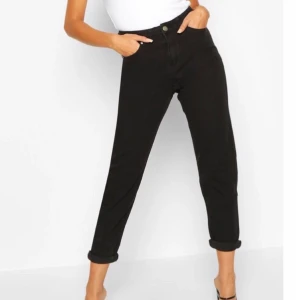 Helt nya svarta mom jeans  - Nya mom jeans- strl 36. Buda från 70kr