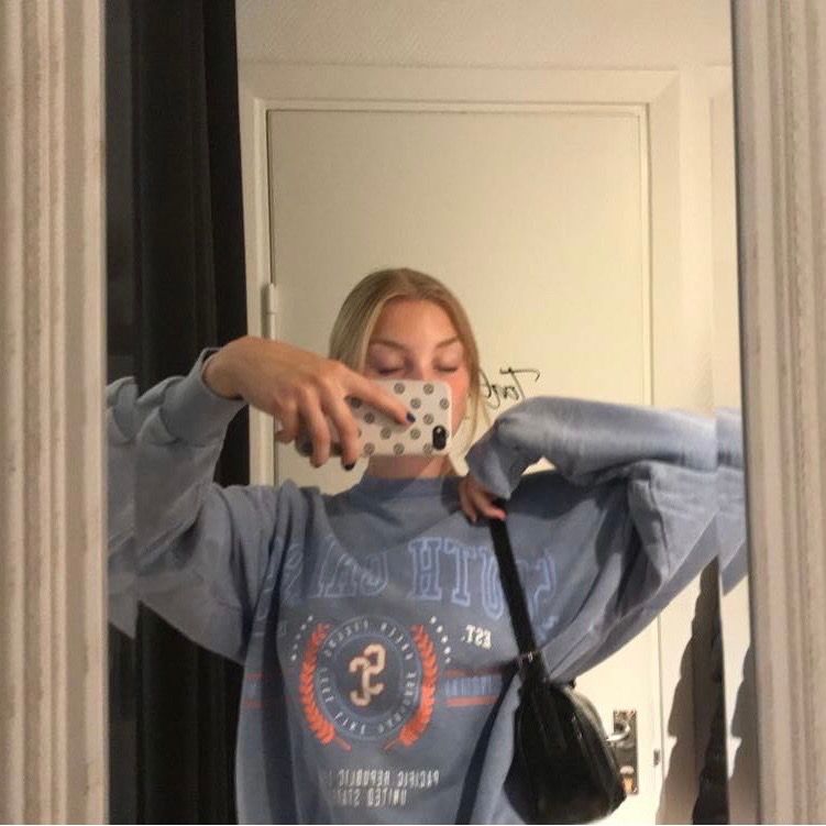 Säljer denna as snygga lila sweatshirt jag köpte innan sommaren på pull & bear, storlek S men funkar till XS och M också! 😍 Har inte så mycket användning av den då jag har väldigt många tröjor, behövde rensa lite grann tyvärr. Kontakta mig för mer info eller bilder 💕. Tröjor & Koftor.