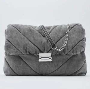 ZARA JEANSVÄSKA - Säljer denna fina väska från zara då den ej används längre. Köptes för 400kr. Säljer för 150 + frakt. Rymlig!!( får plats med skoldator) frakt=66kr så 216kr totalt 