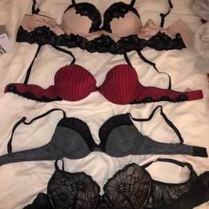 Jättefina bh-ar  - 4 st skitfina bh-ar! Sparsamt använda. De tre första är i storlek 75B och den längst ner är i 80C! 🥰