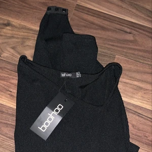 Långärmad body - En jättefin långärmad svart body. Aldrig använd och prislapp finns kvar. Går att frakta! 