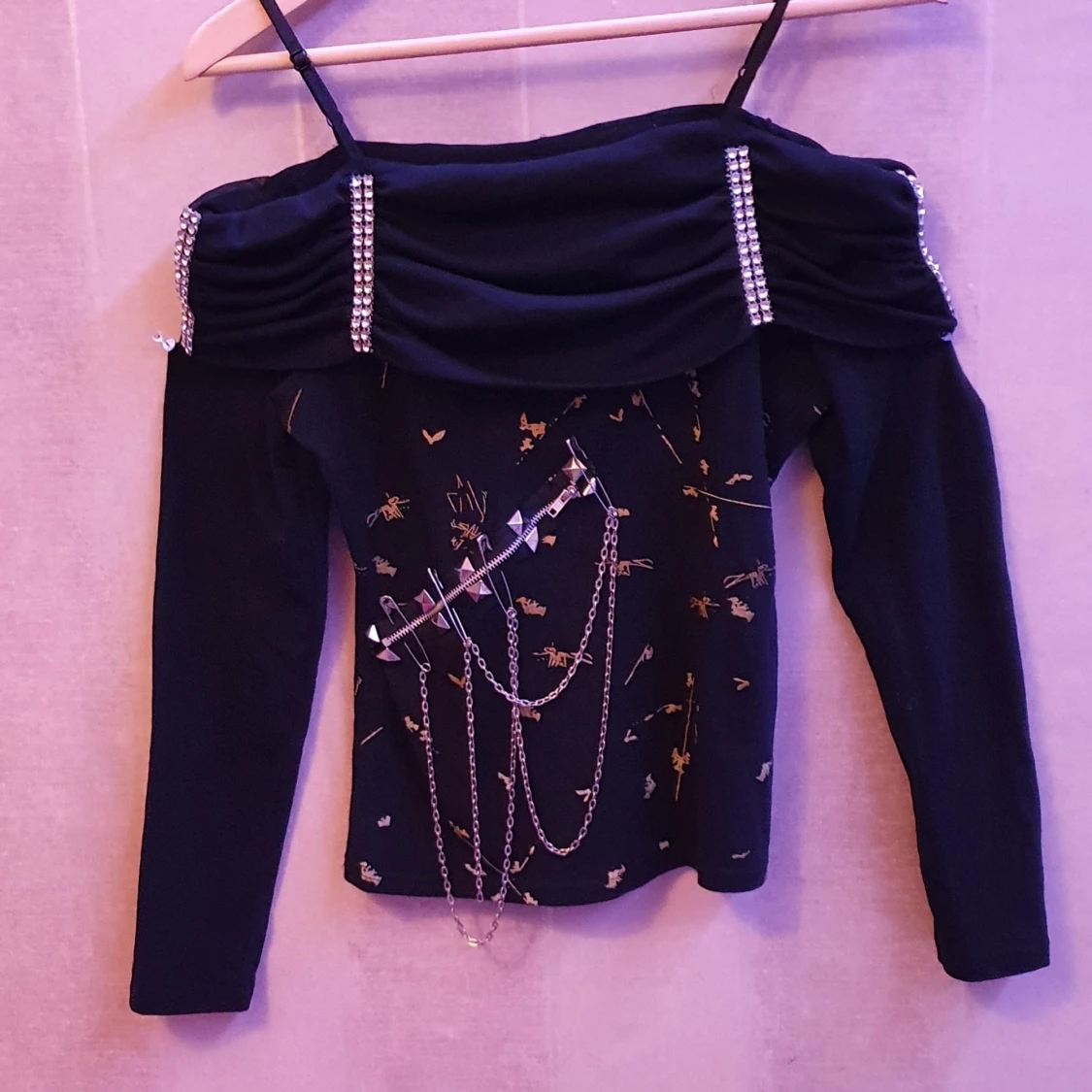 Off-shoulder Tröja med kedja