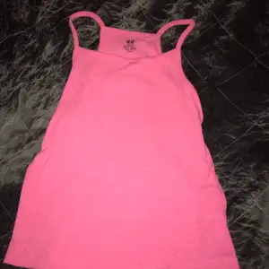 Ett rosa linne från H&M inte alls använd bara provat den!