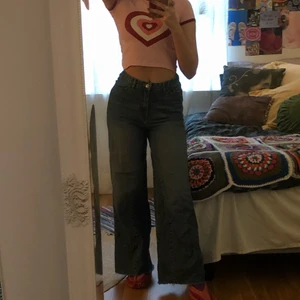 Blå jeans - Ett par skitsnygga blåa jeans som jag köpte på ASOS för ungefär lite mindre än ett år sedan,har varit en av mina favoriter men säljer dem nu då jag inte använder de lika mycket längre,de har en cool detalj på sidan av innerbenet vilket gör att de blir lite mer unika och ännu finare🤎