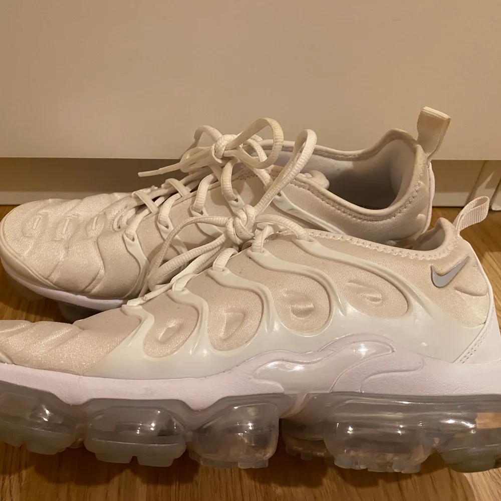 nästan oanvända vita vapormax plus i storlek 43, frakt tillkommer, går också att mötas i malmö. Skor.