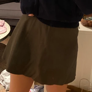 Kjol från zara - Så fin läder kjol från zara, super basic och passar till varje dag och finare tillfällen! Inköpt för 600kr 