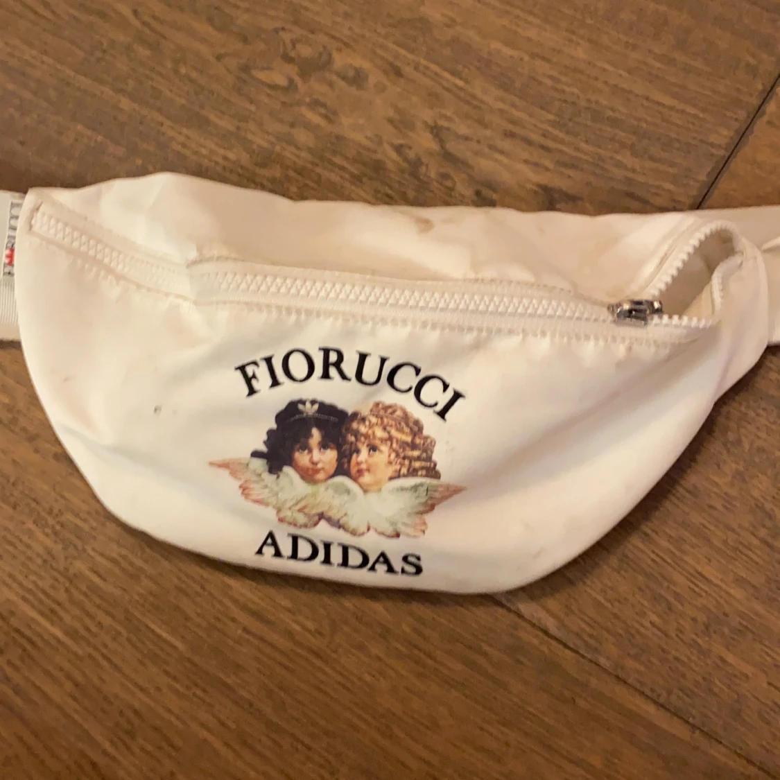 Fiourucci+adidas magväska