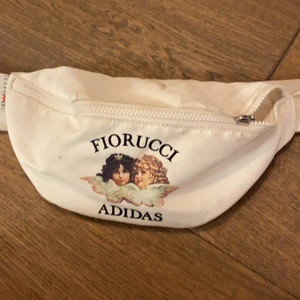 Fiourucci+adidas magväska - Fin väska som är lite smutsig (går att tvätta av säkert med vatten) Säljer den jätte billigt fast jag köpte den dyr! 