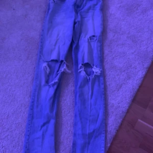 Jeans - Säljer mina absoluta favoritjeans ifrån zara. Älskar jeansen men har insett att dem är alldeles för små för mig. 