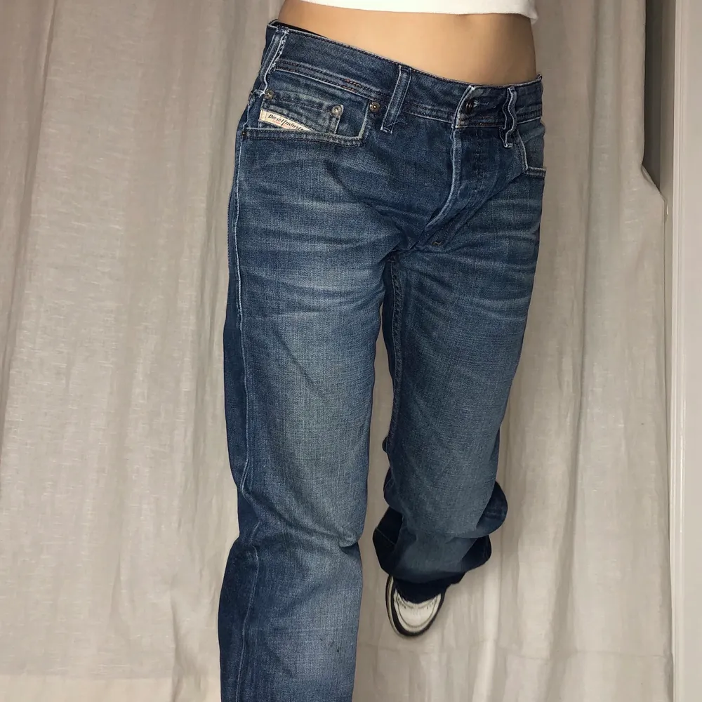 Snygga baggyjeans från Diesel✨ Insydda, passar W28-29! Midjemått: 84 cm innerbenslängd: 88 cm💗 . Jeans & Byxor.