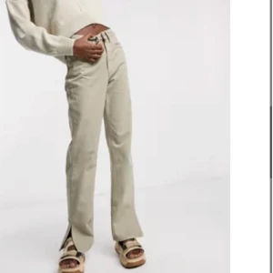 Beige Jeans - Så fina sand färgad dejans från Asos. Storlek 42 men skulle säga 40/38. Helt oanvända men passade inte mig därför vill jag sälja dem. Så fina verkligen😍🙏🏼