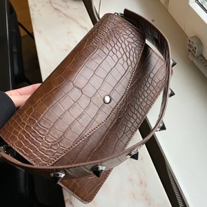 Brun axelväska  - Inköpt här på Plick från början, tjejen innan hade tagit sååå väl hand om den så skicket är verkligen på topp. Jag har aldrig använt väskan, har en liknande som kommer mer till användning. Spårbar frakt tillkommer på 63 kronor🤍