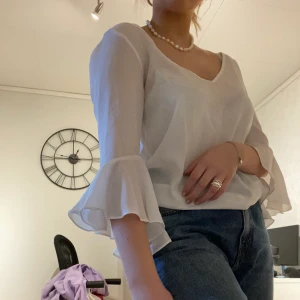 Blus med volanger  - Fin vit blus med volanger i armarna💖 ändats använd ett par gånger så bra skick💖
