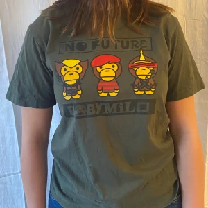 Bape tshirt - En bape baby milo tröja. Vet ej om den är äkta men den är riktigt cool.