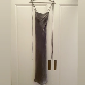 Sidenklänning i strl S - Jättefin populär sidenklänning i strl S. Använd ett fåtal gånger! 