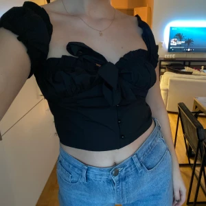 Topp - Topp i från Pretty little thing, frakt tillkommer 